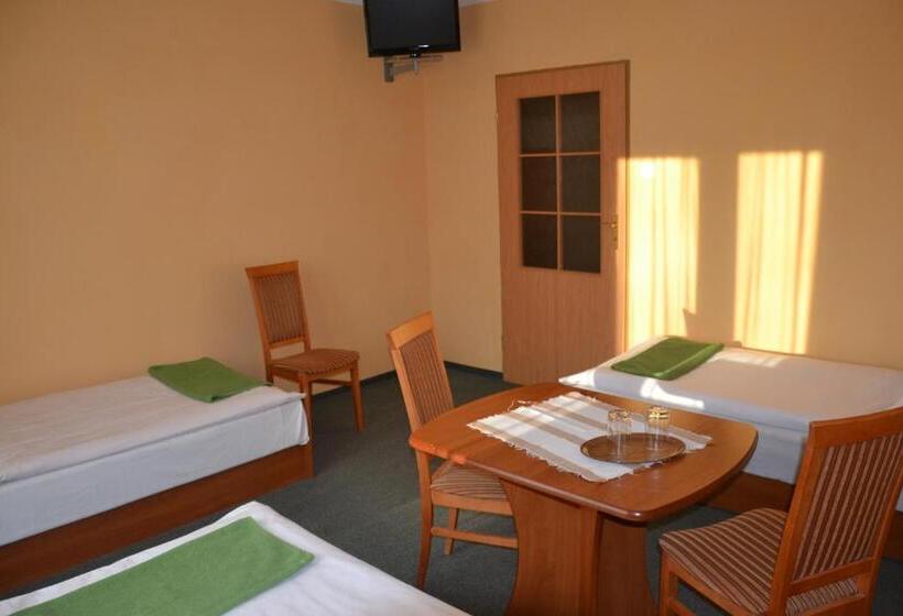 חדר סטנדרט לשלושה, Ik Orlik