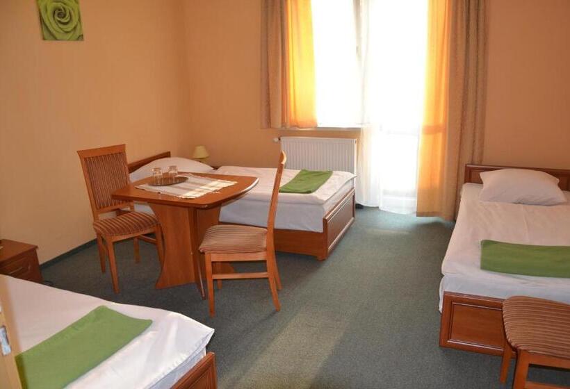 חדר סטנדרט לשלושה, Ik Orlik