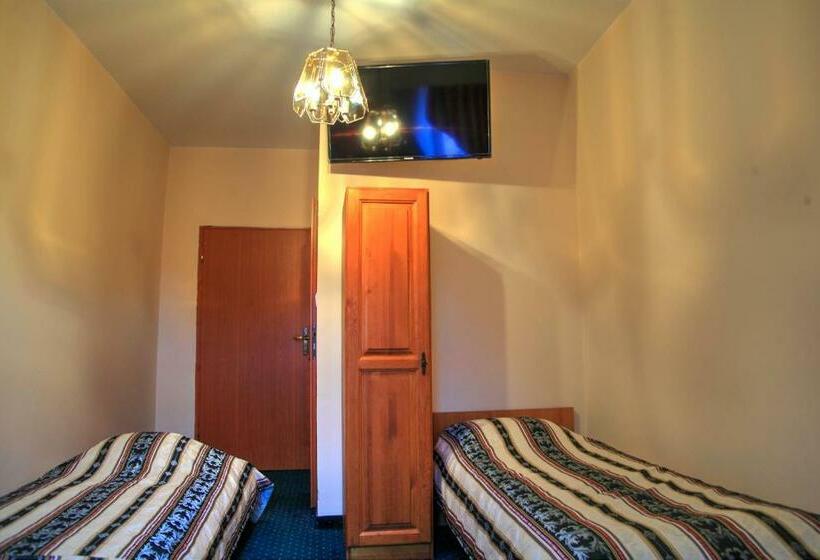 חדר סטנדרט לארבעה, Zespół Pałacowo Parkowy Bądzów