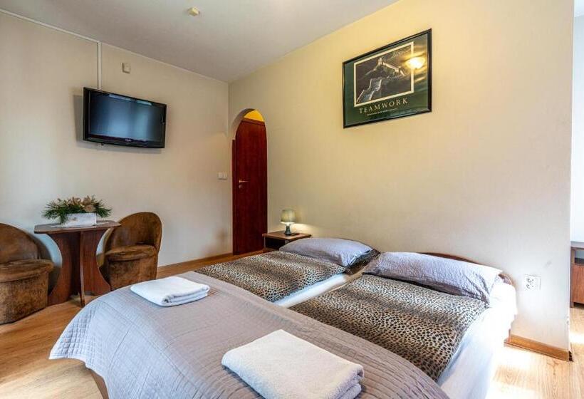 חדר סטנדרט לשלושה עם מרפסת, Leśny Dworek Biały Dunajec