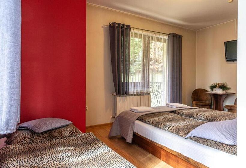 חדר סטנדרט לשלושה עם מרפסת, Leśny Dworek Biały Dunajec