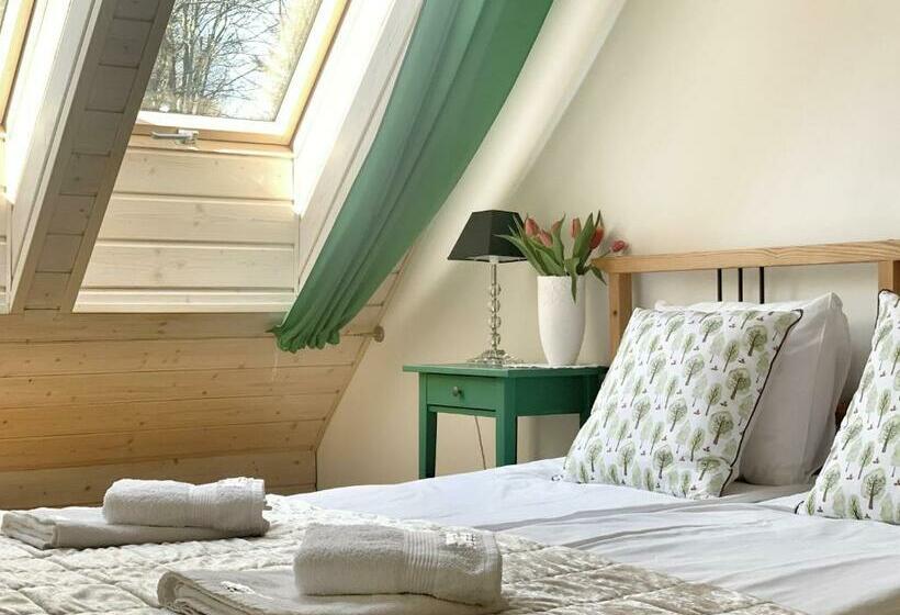 شقة غرفتين, Zagroda Na Pacanach