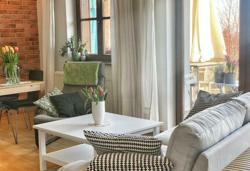 شقة غرفتين, Zagroda Na Pacanach