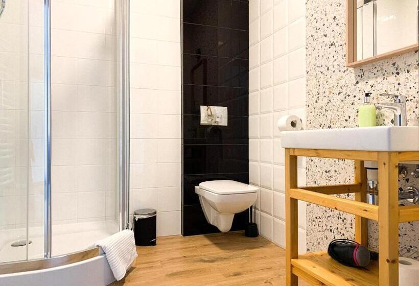 غرفة قياسية, Zagroda Na Pacanach