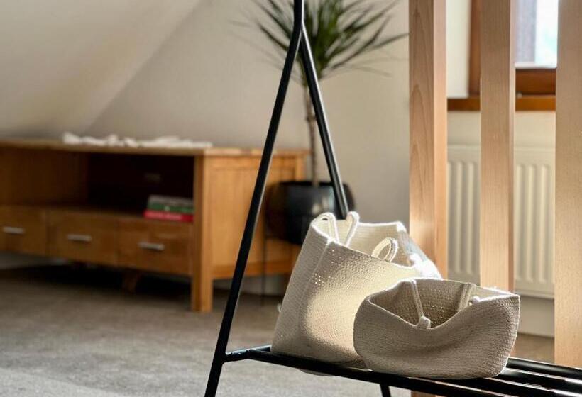 غرفة قياسية مزوَّدة بشُرفة, Zagroda Na Pacanach