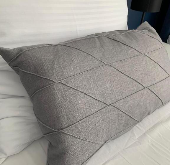 חדר דלוקס לשלושה, Coliber