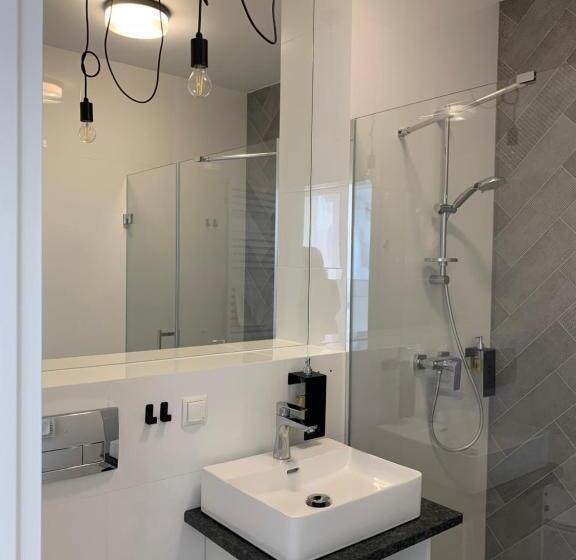 חדר דלוקס לשלושה, Coliber