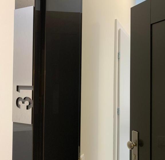 חדר דלוקס לשלושה, Coliber