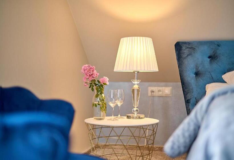 اتاق لوکس با بالکن, La Rose Residence