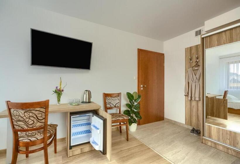 חדר אקונומי לארבעה, Willa U Alicji I Jana