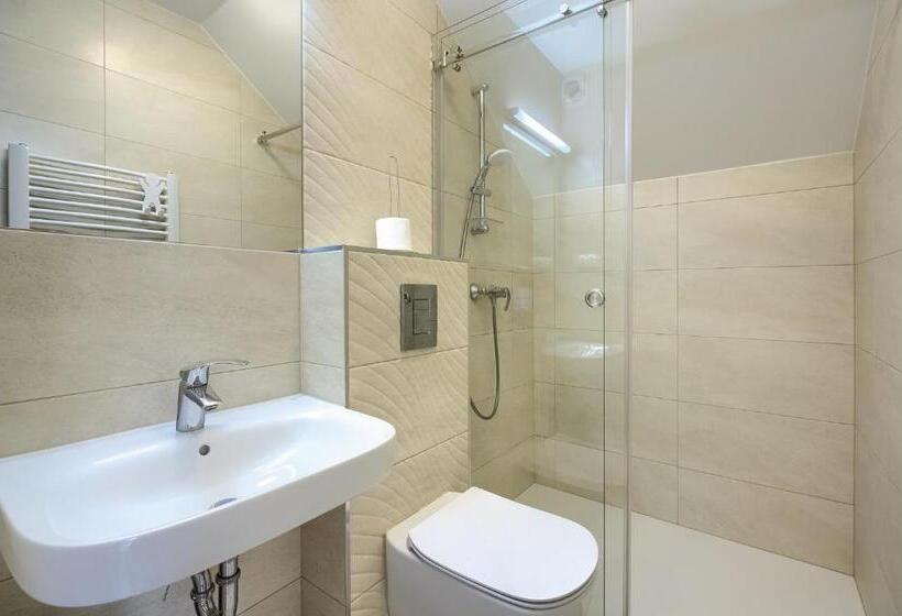 חדר אקונומי לארבעה, Willa U Alicji I Jana