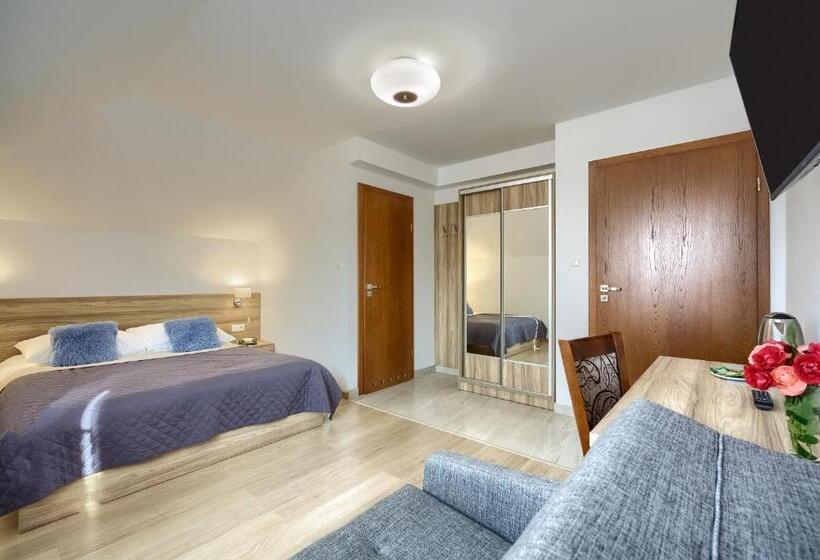 חדר קלאסי לשלושה, Willa U Alicji I Jana