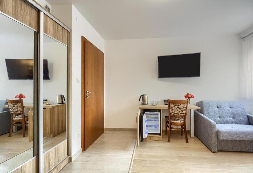 חדר קלאסי לשלושה, Willa U Alicji I Jana