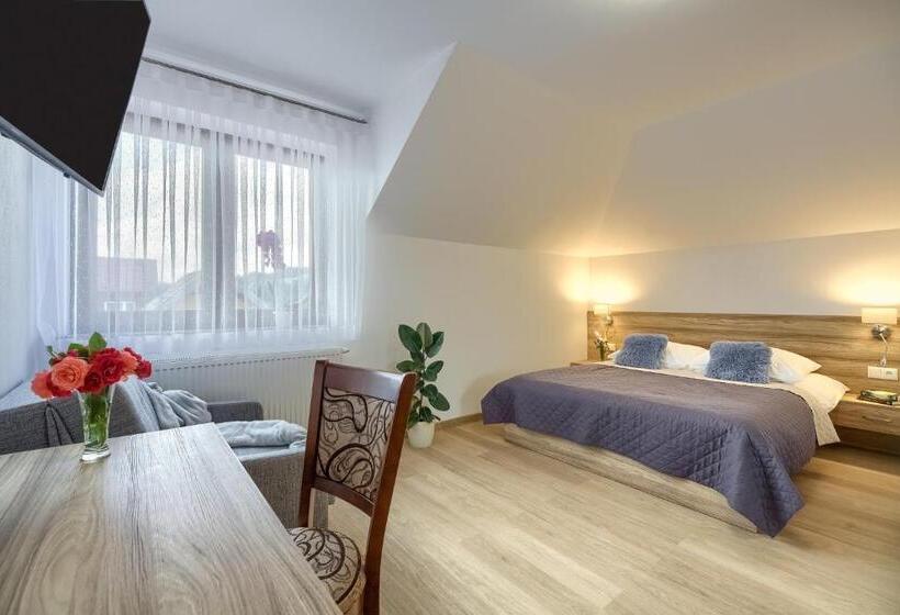 חדר קלאסי לשלושה, Willa U Alicji I Jana