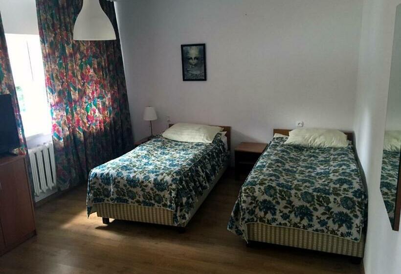 バス共有のスタンダードルーム, Willa Baltazar