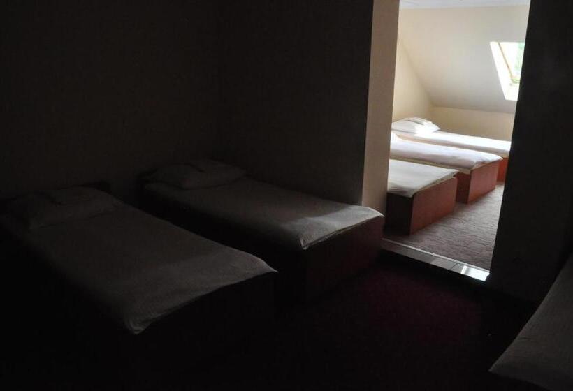 غرفة عائلية, Zajazd Kama Kowalski