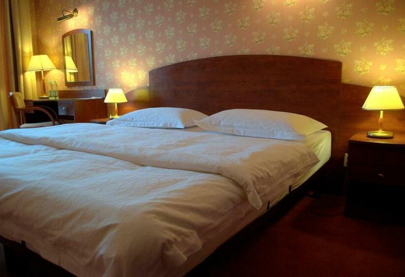 غرفة قياسية, 4 Pory Roku Restauracja I Nocleg