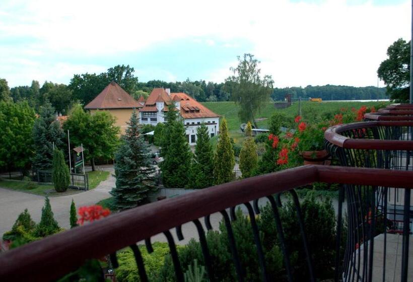 غرفة قياسية, 4 Pory Roku Restauracja I Nocleg