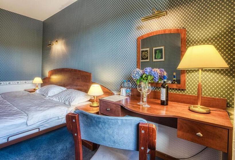 غرفة قياسية, 4 Pory Roku Restauracja I Nocleg