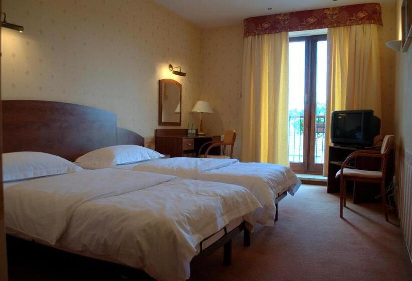 غرفة قياسية, 4 Pory Roku Restauracja I Nocleg