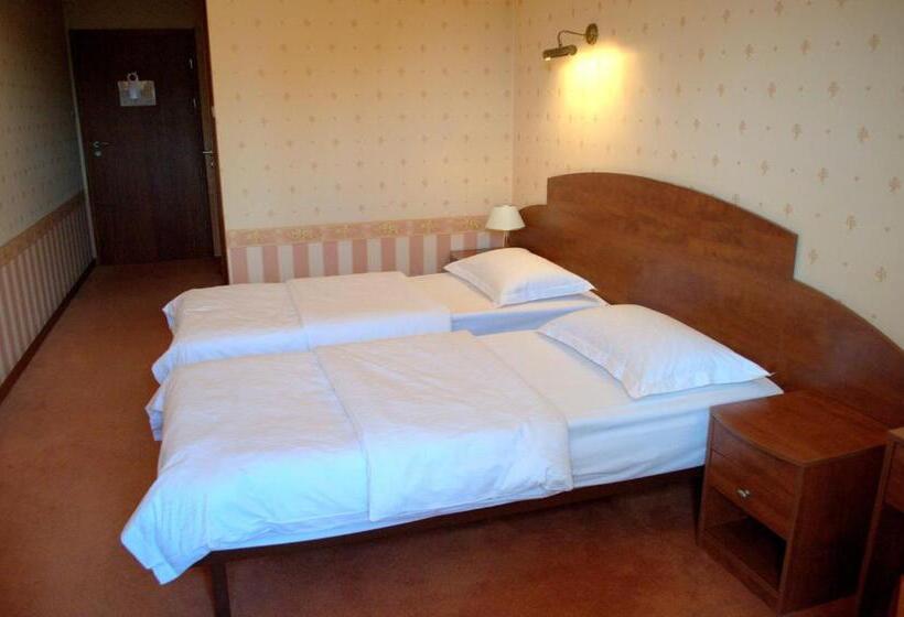 غرفة قياسية, 4 Pory Roku Restauracja I Nocleg