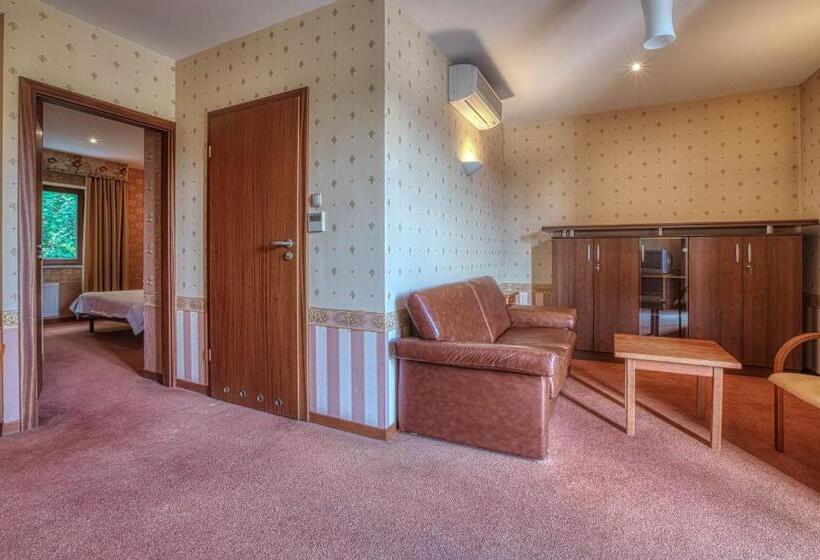 Family Suite, 4 Pory Roku Restauracja I Nocleg