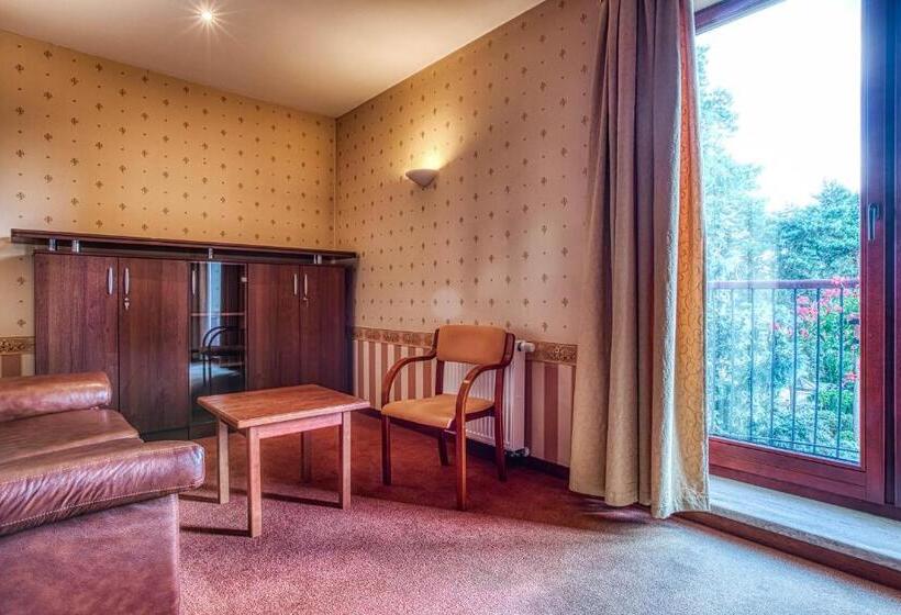 جناح عائلي, 4 Pory Roku Restauracja I Nocleg