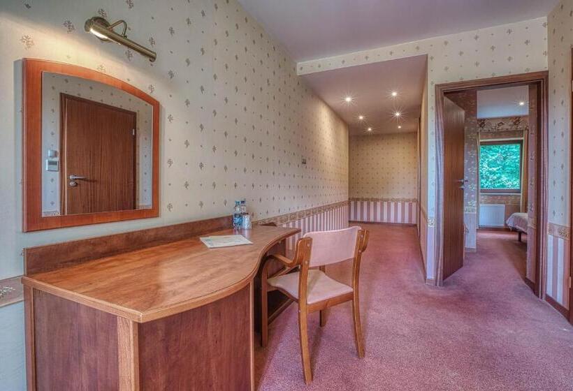 جناح عائلي, 4 Pory Roku Restauracja I Nocleg