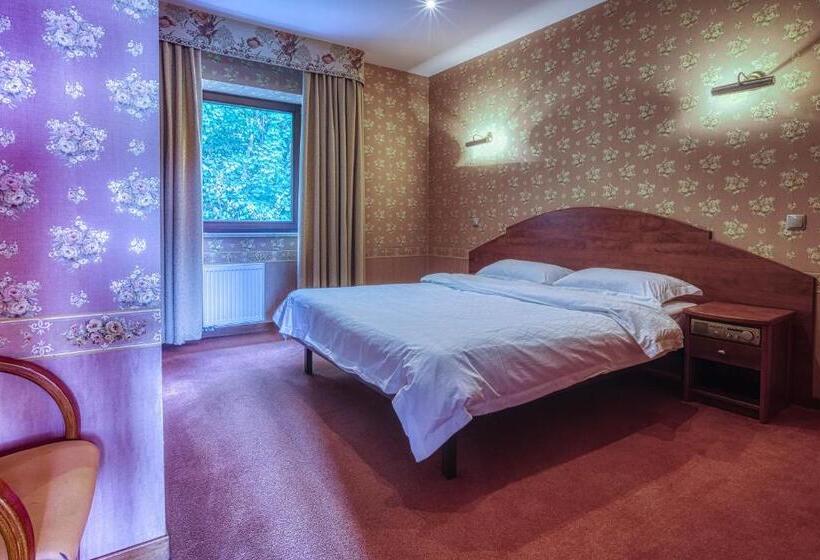 Family Suite, 4 Pory Roku Restauracja I Nocleg