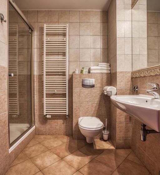 غرفة قياسية, 4 Pory Roku Restauracja I Nocleg