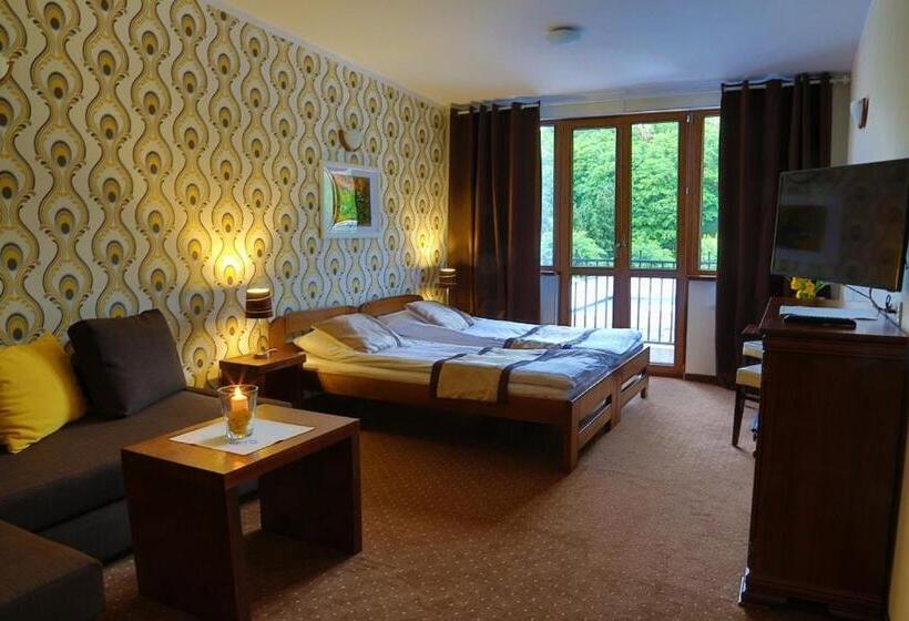 Четырехместный Номер Стандарт с Балконом, Pod Wzgórzem Bed & Breakfast