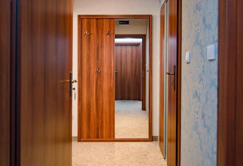 Апартаменты 2 Спальни, Pod Wzgórzem Bed & Breakfast