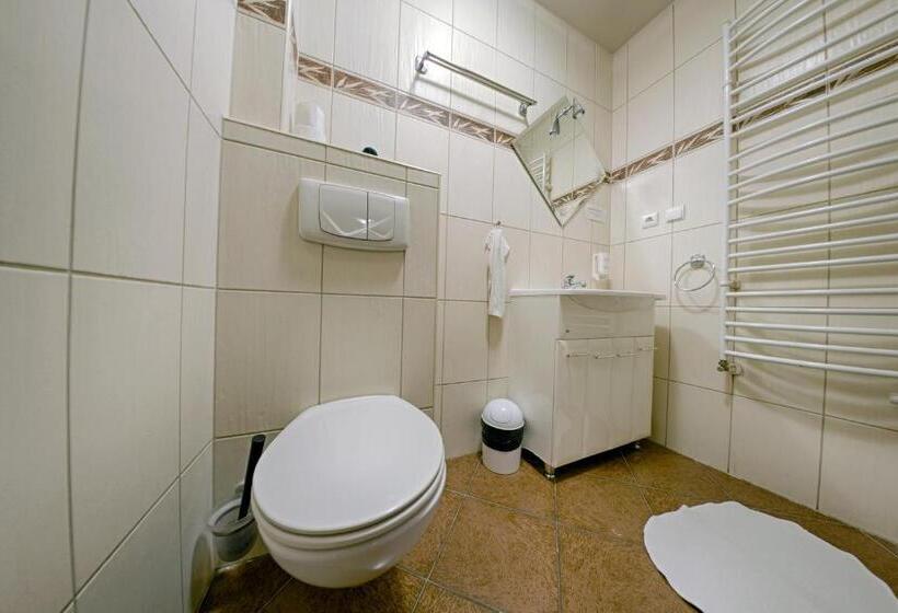 标准三人间, Restauracja  Zajazd Trzech Braci