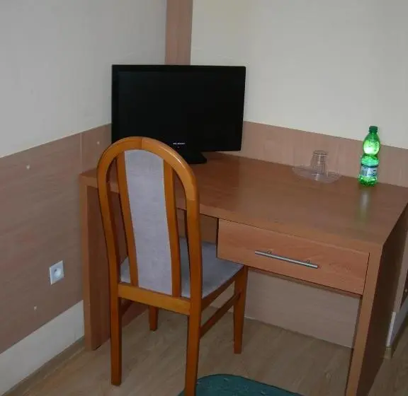 Standard Yhden Hengen Huone, Zajazd Podjadek