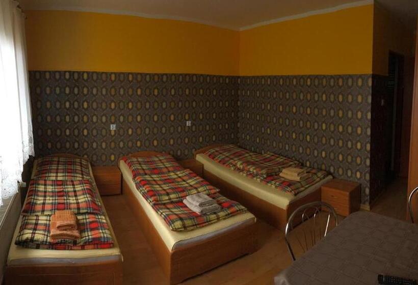 חדר סטנדרט לשלושה, Pod Kasztanem