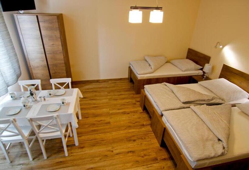 חדר סטנדרט לארבעה, Pod Kasztanem