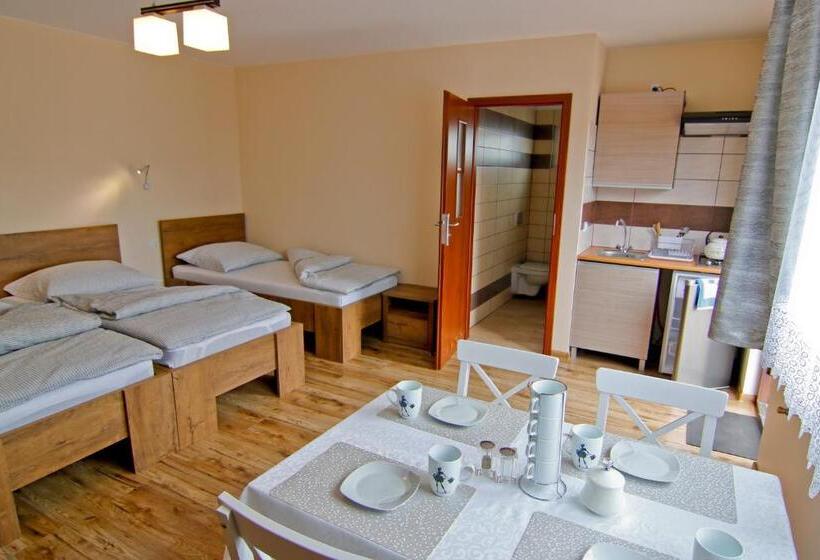 חדר סטנדרט לארבעה, Pod Kasztanem