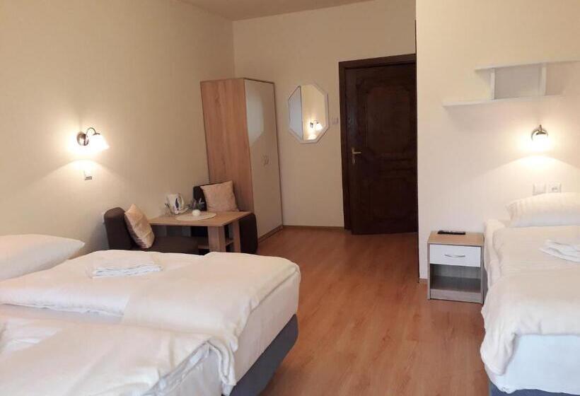 Трехместный Номер Стандарт с Балконом, Villa Cassia