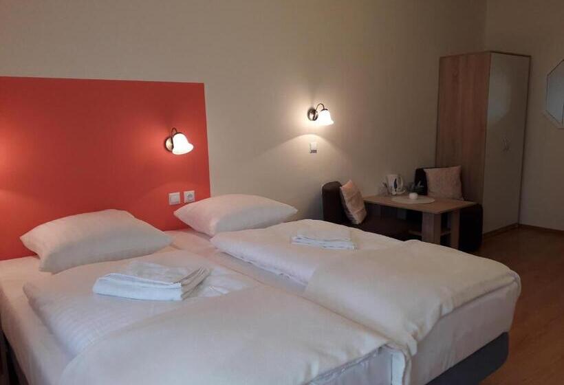 Трехместный Номер Стандарт с Балконом, Villa Cassia