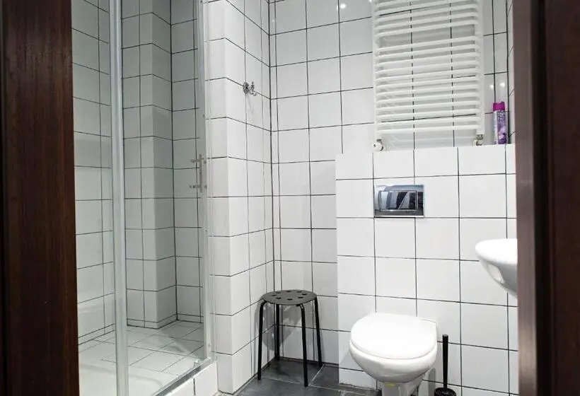 バスルーム共有のトリプルスタンダード, Hostel Starówka