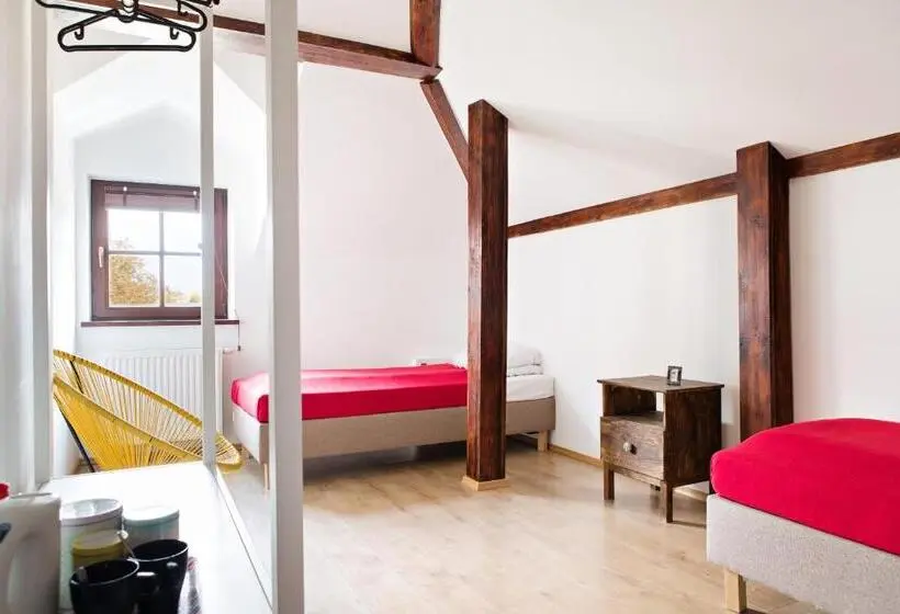 バスルーム共有のトリプルスタンダード, Hostel Starówka
