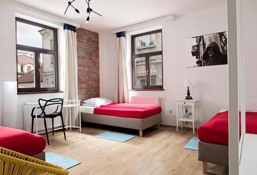 اتاق استاندارد سه تخته با سرویس بهداشتی مشترک, Hostel Starówka