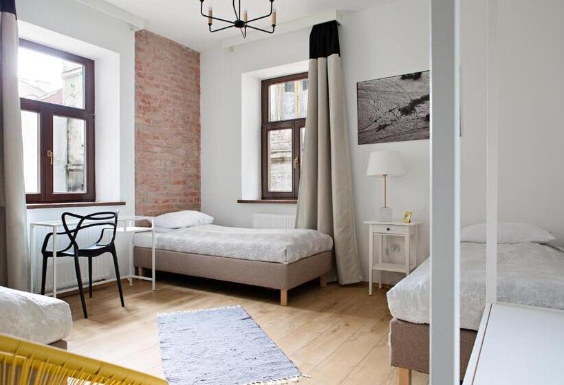 اتاق استاندارد سه تخته با سرویس بهداشتی مشترک, Hostel Starówka