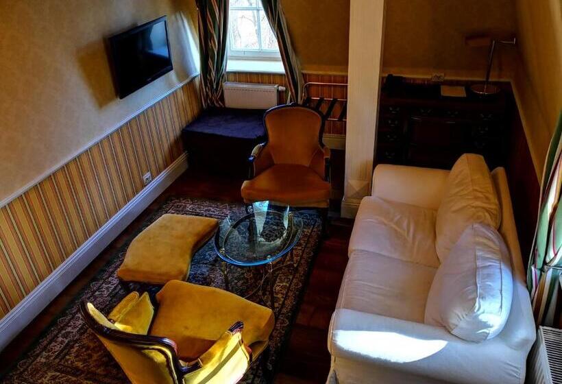 Полулюкс, Dwór Sieraków