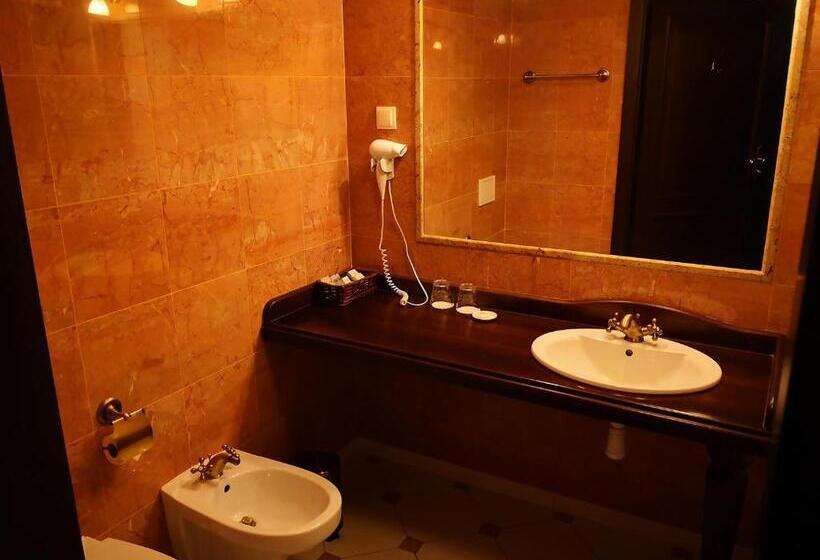 Полулюкс, Dwór Sieraków