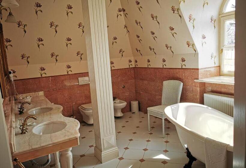 Люкс, Dwór Sieraków