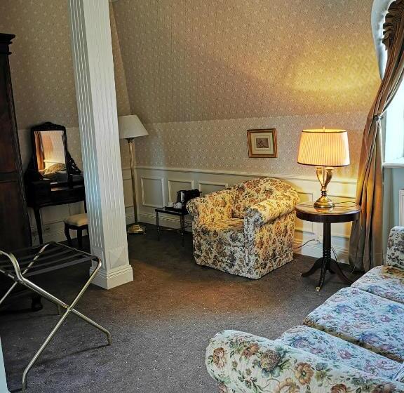 Люкс, Dwór Sieraków