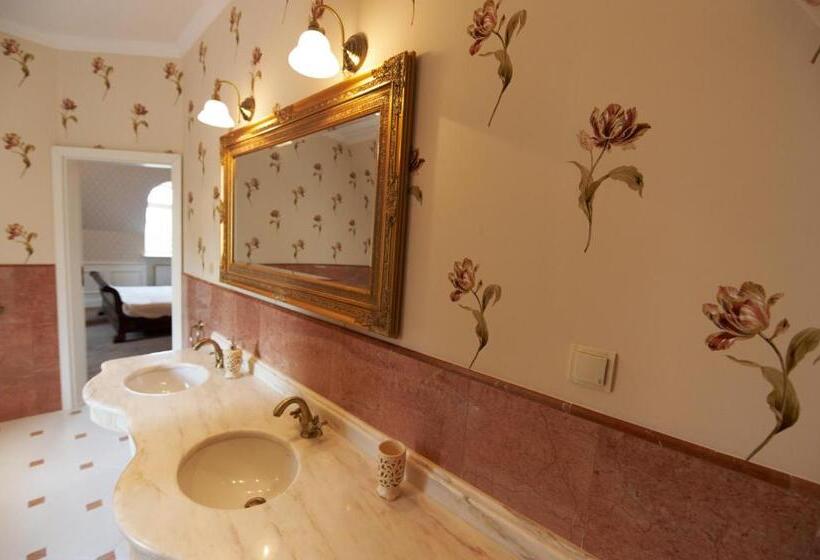 Люкс, Dwór Sieraków