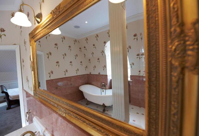 Люкс, Dwór Sieraków