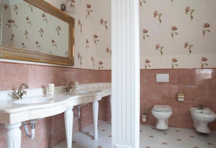 Люкс, Dwór Sieraków